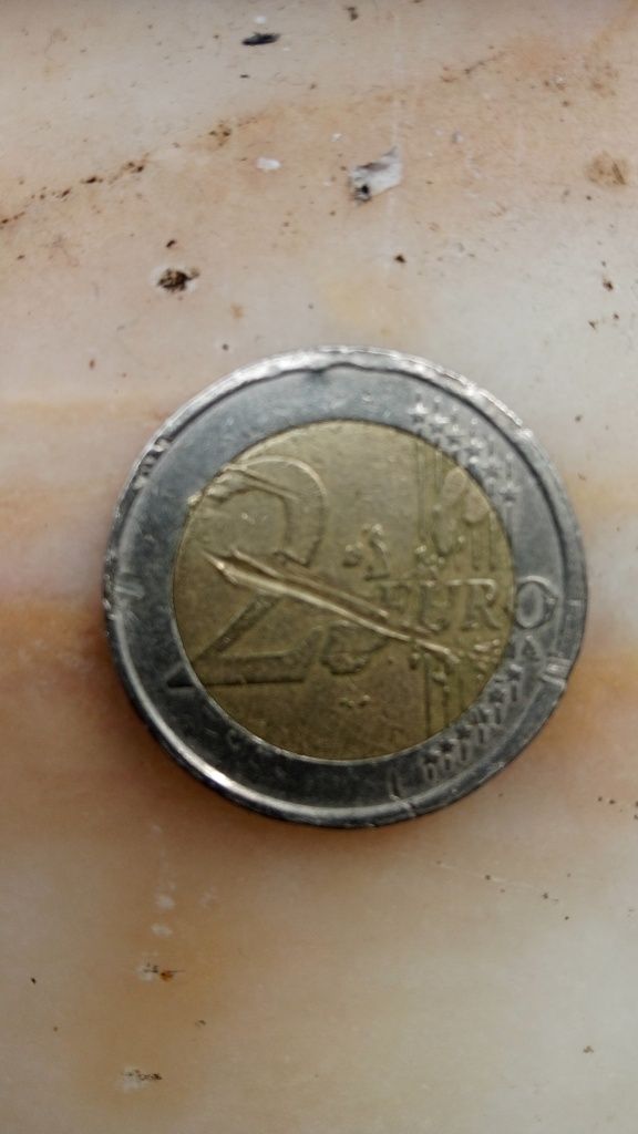 Moeda de 2 euros rara com defeitos de fabrica  ano 2002