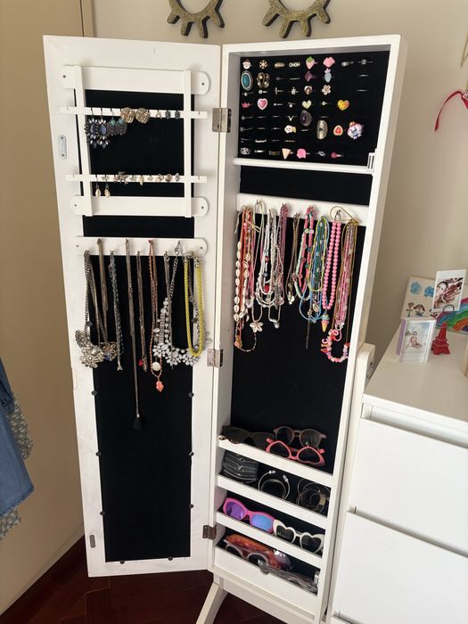 Movel de arrumacao com espelho da AREA