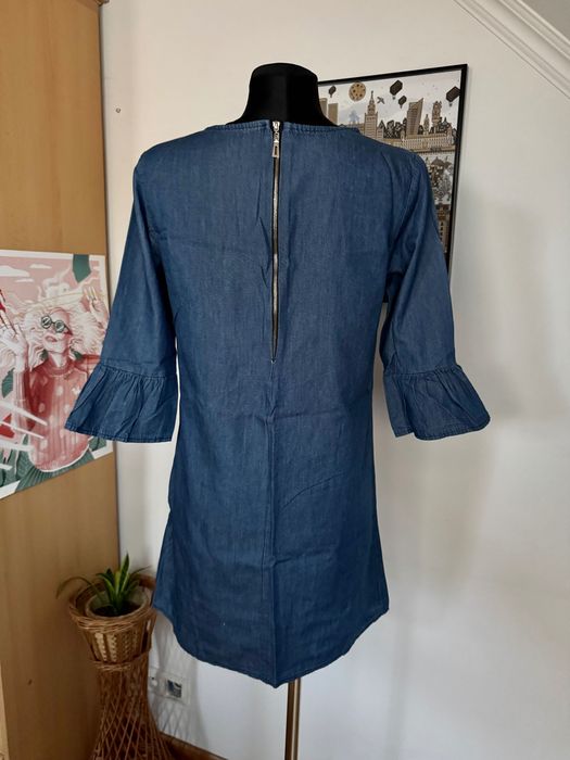 granatowa sukienka imitująca jeans z falbanką na rękawach r. M