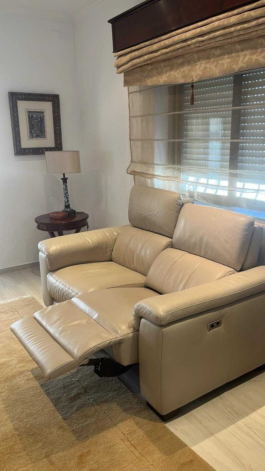 Sofá beje em pele dois lugares