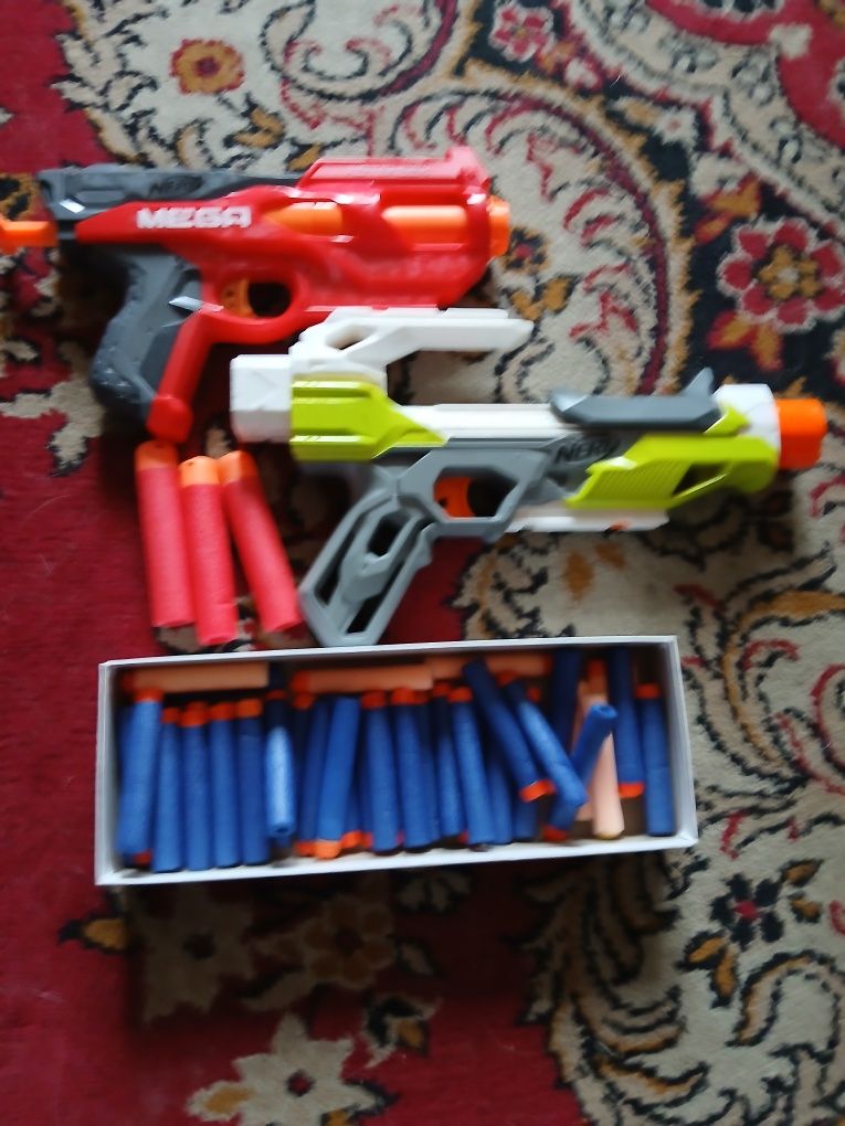 2 pistolety Nerf plus naboje