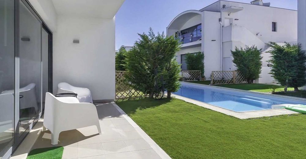 Apartamento com piscina e jardim