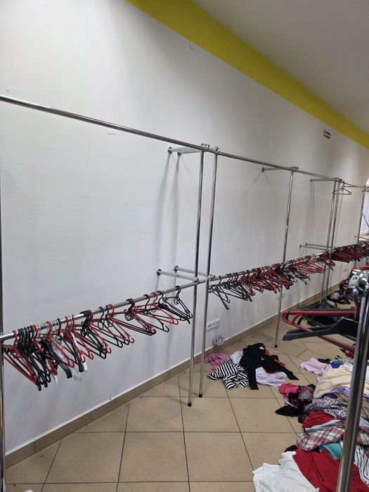 Pelne wyposażenie sklepu odzieżowego wieszaki regały manekiny
