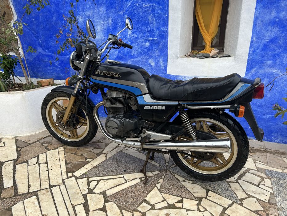 Honda CB400 N ano 1983 em bom estado.