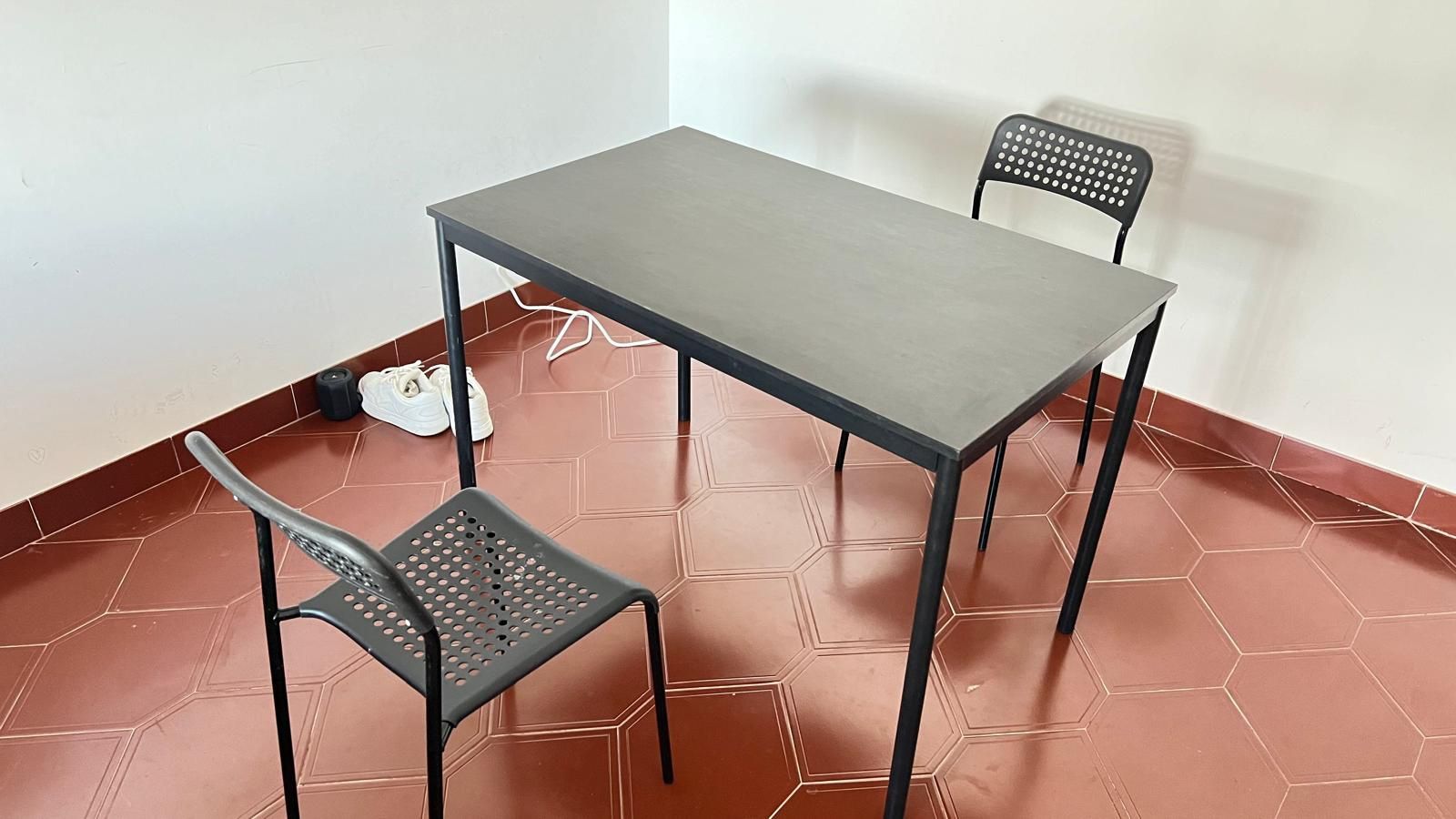 Vendo um mesa e duas cadeiras