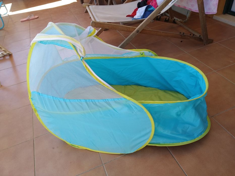 Berço dobrável de praia com mosquiteiro