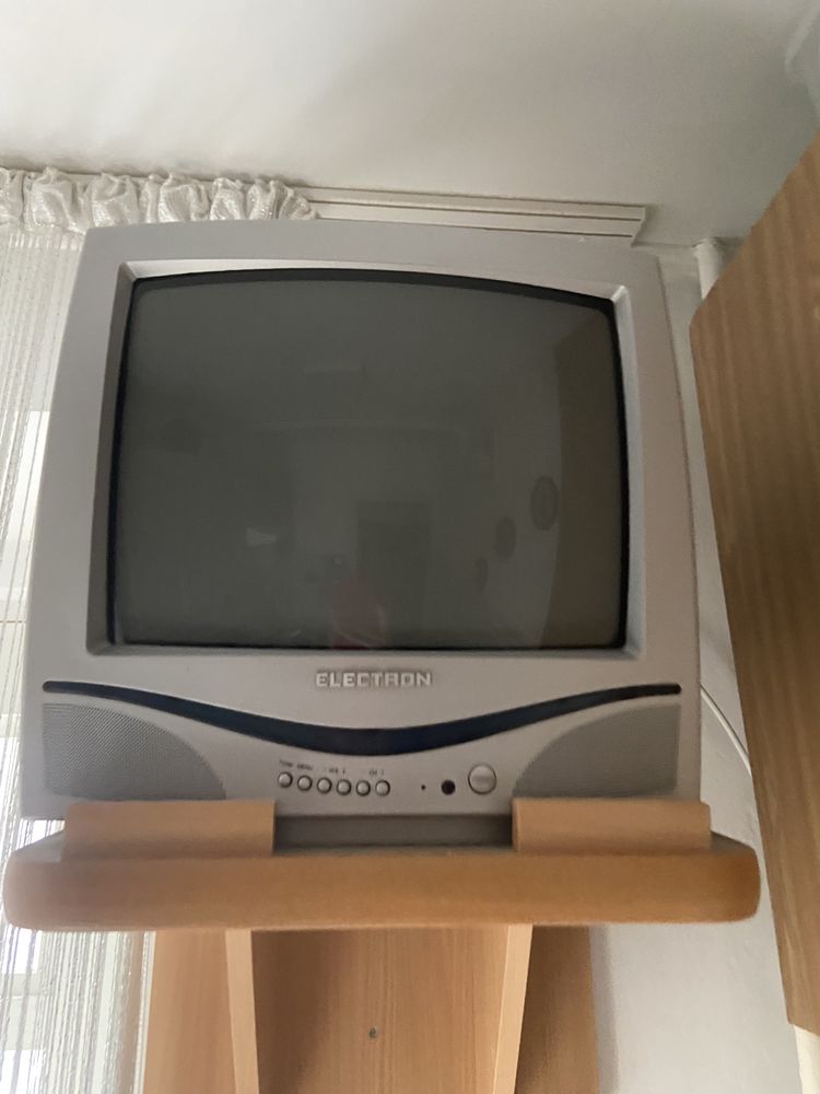 Телевізор з полицею