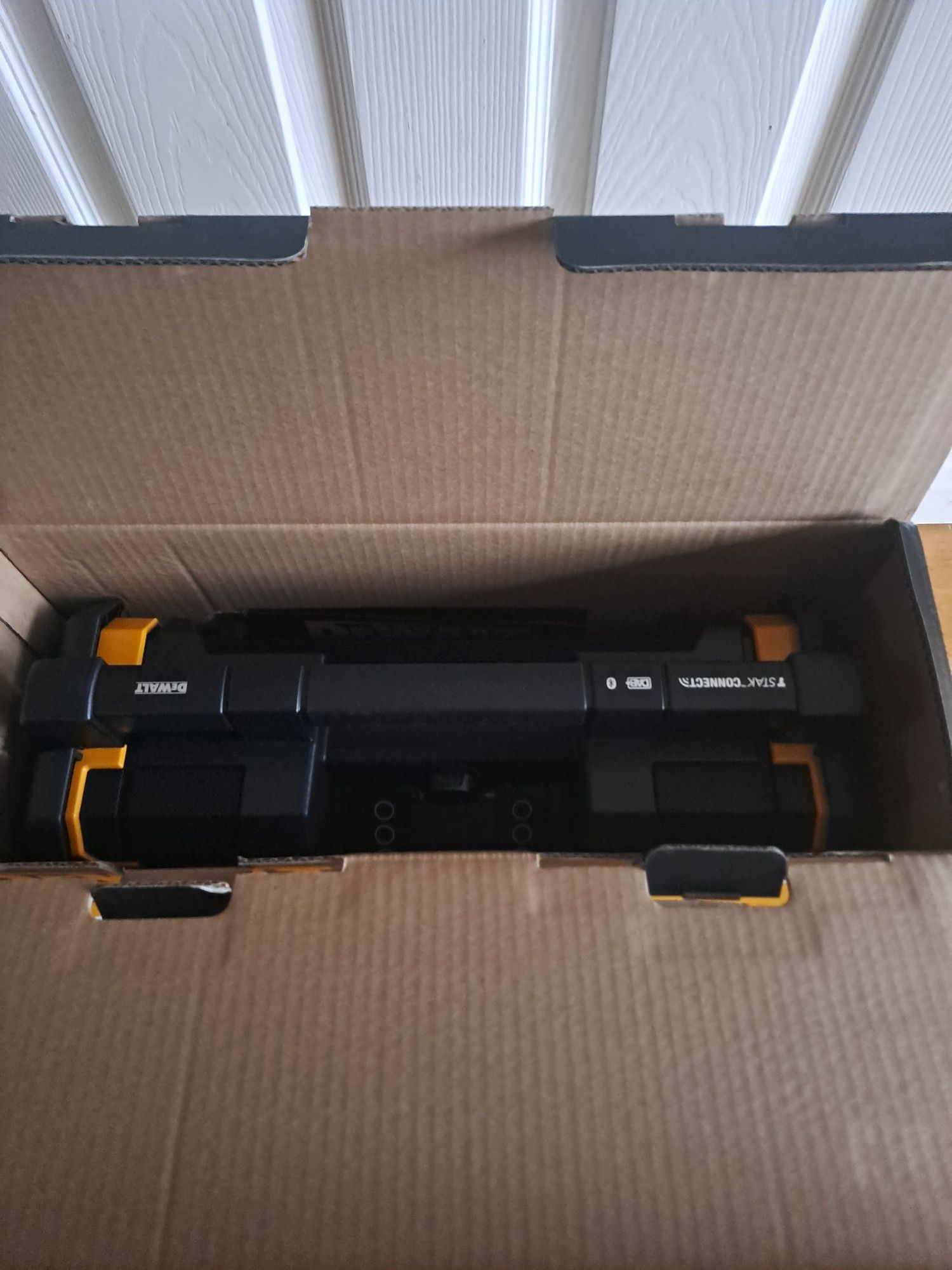 Radio Dewalt 18V z zasilaczem sieciowym