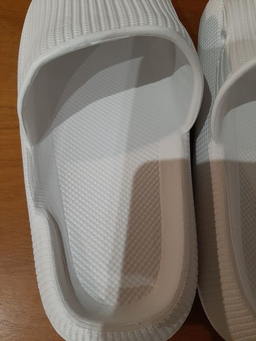 Chinelos brancos de mulher novos