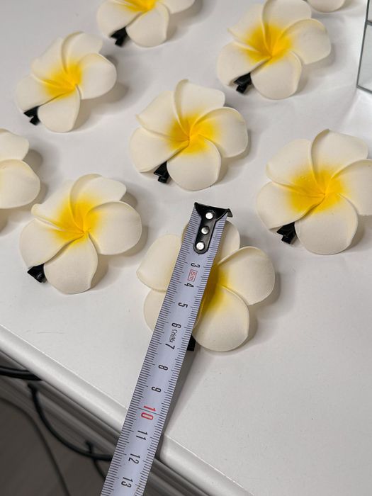 Kwiat orchidea storczyk biały spinka do włosów na wakacje