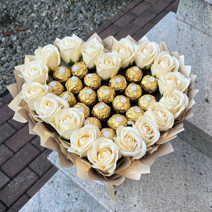 Prezent na 18 urodziny. Bukiet serce Ferrero Rocher i róże mydlane