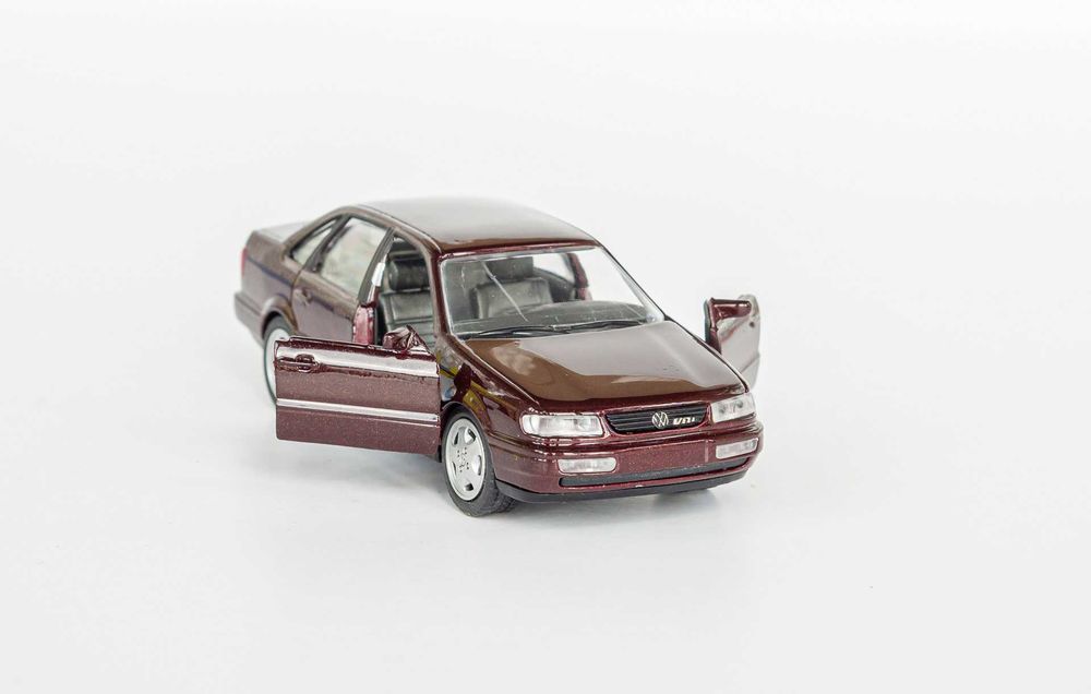 1:43 VW Passat B4 VR6 1988-93 braun metallic, Schabak #1044 Germany