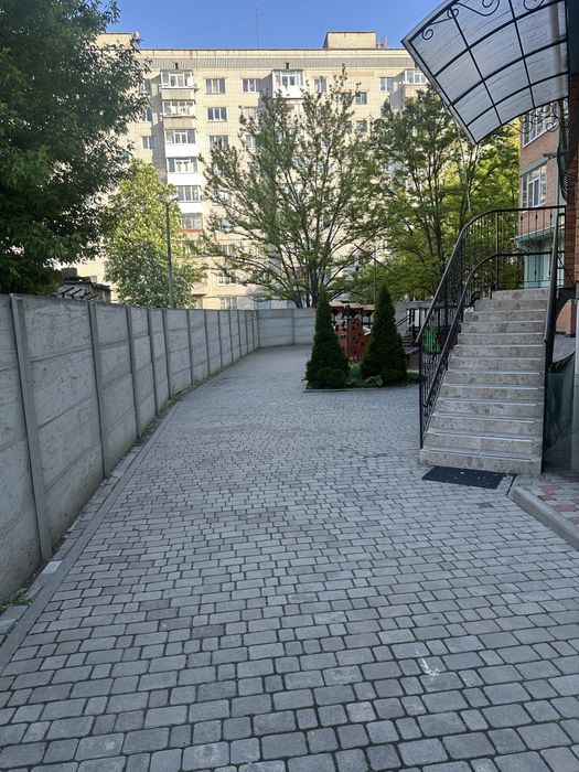 Продаж приміщення в новобудові з окремим входом центр міста 85 метрів