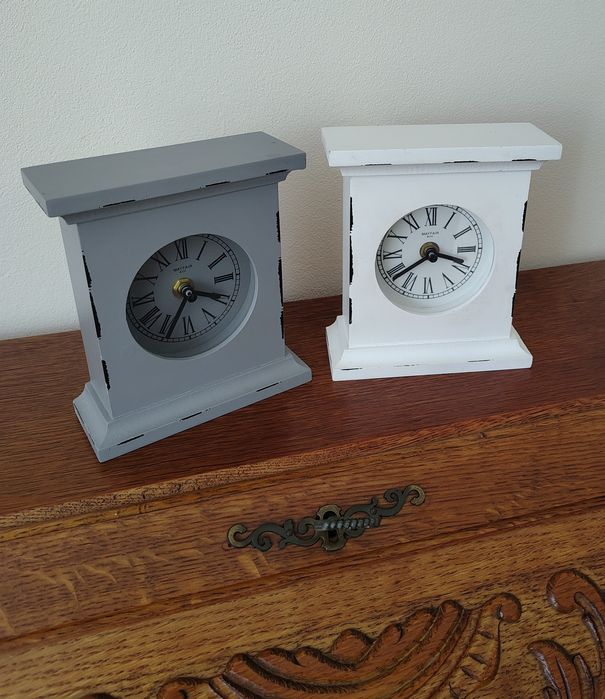 Zegarki  ozdobne stołowe kominkowe z drewna Mayfair & Co.