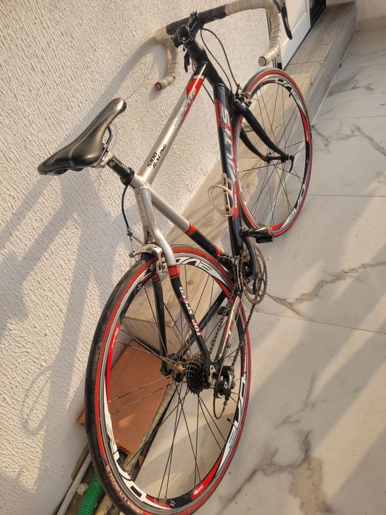 Vendo um bicicleta de corrida.