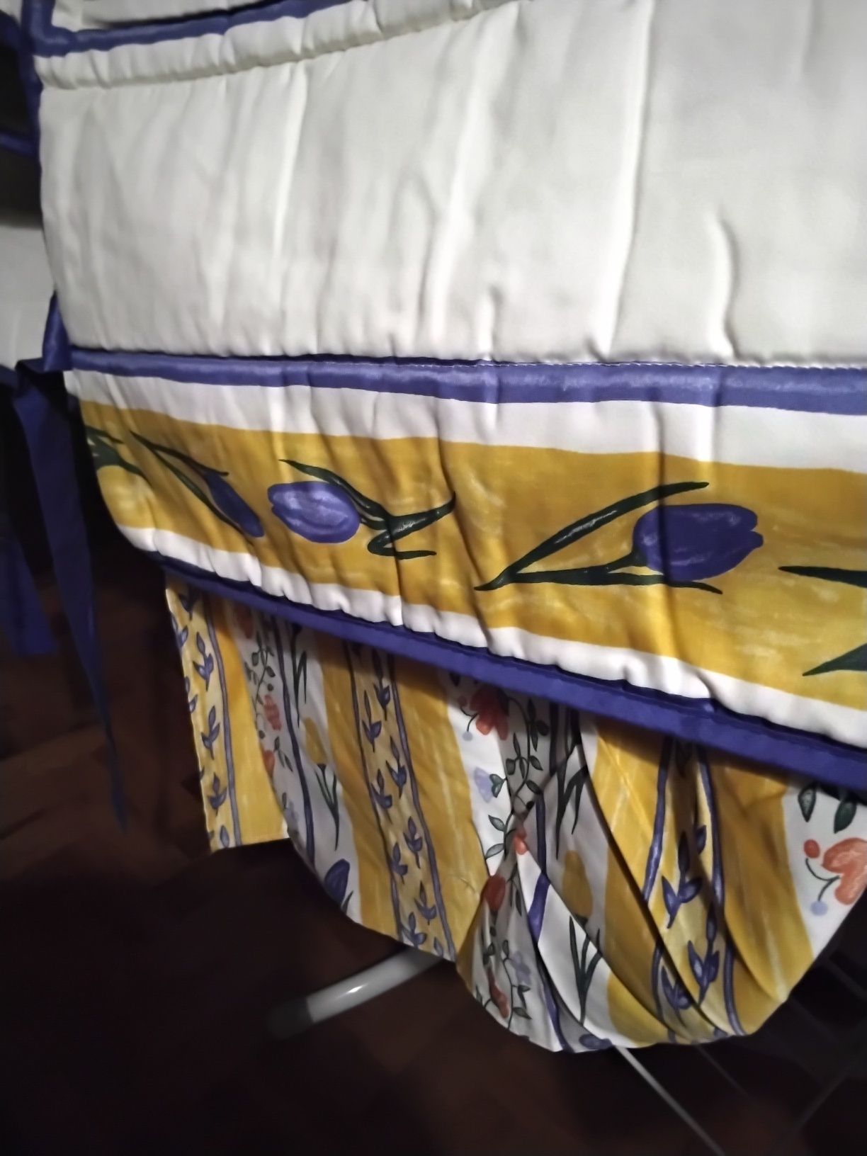 Conjunto edredon de solteiro com almofadas e tecidos cortinado