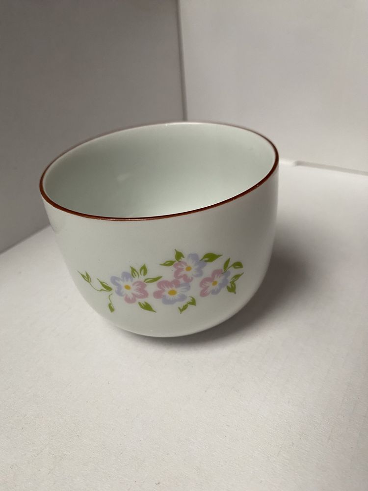 Porcelana w zdobienia z kwiatami