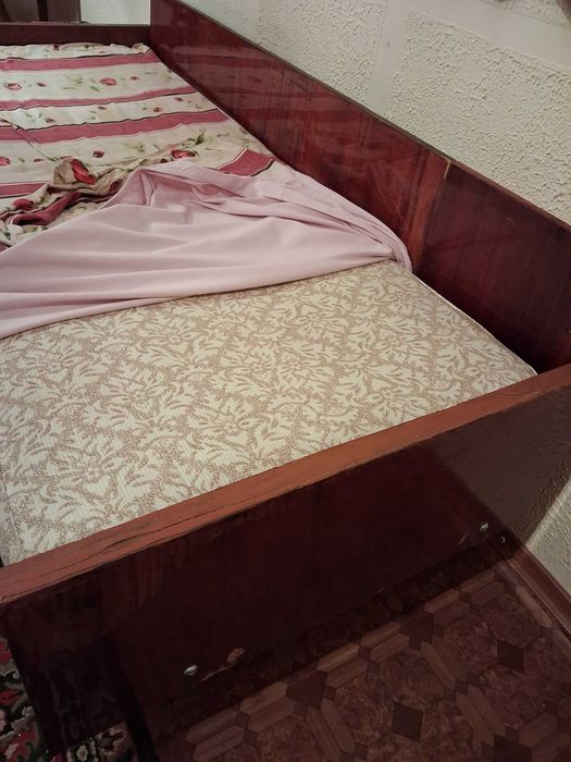 Продам кровать - тахту.