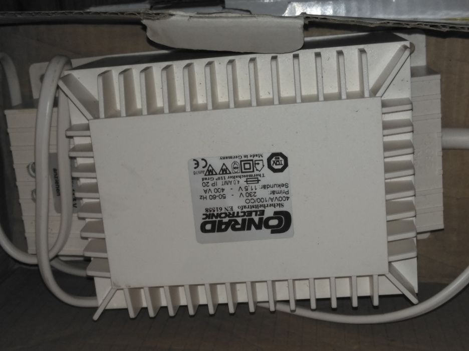 Halogenowy transformator wtykowy