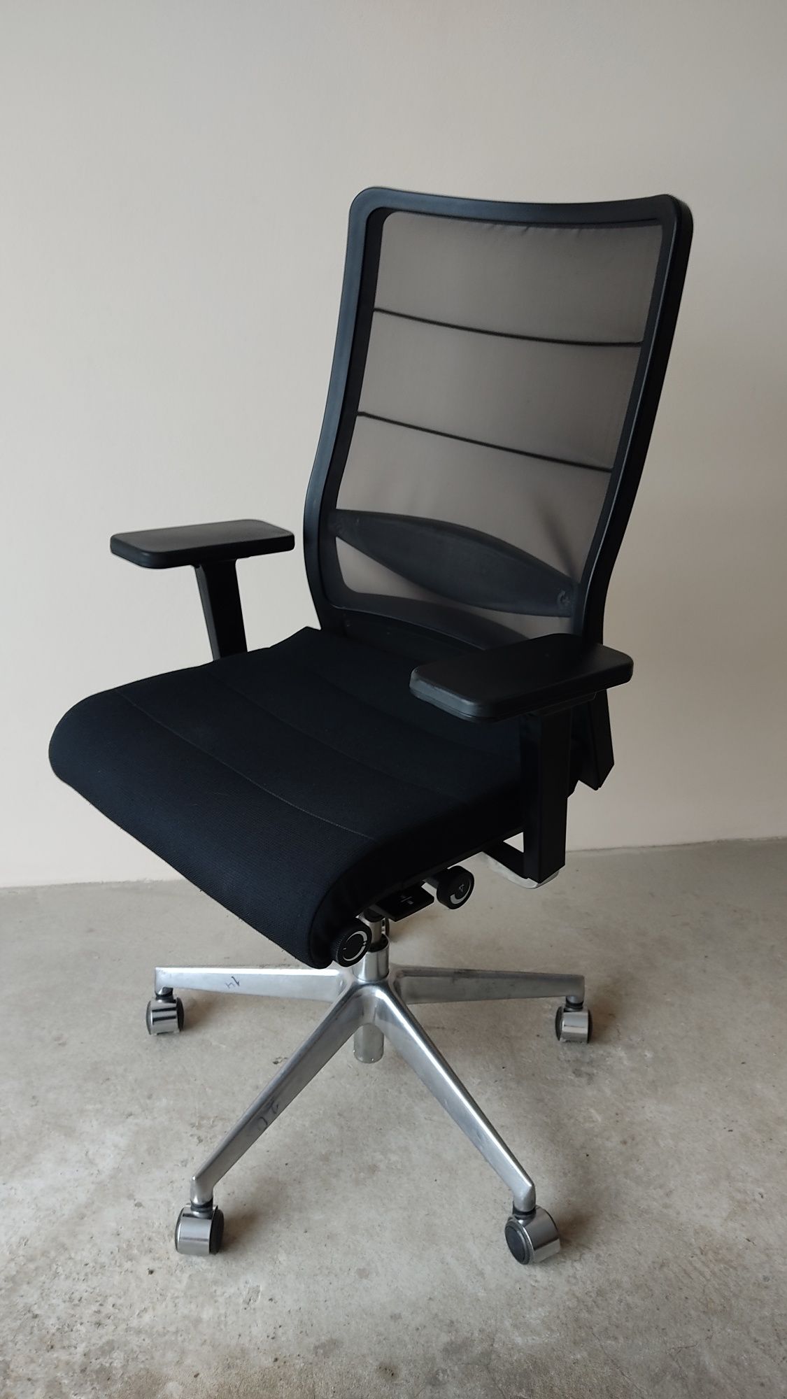 Фірмове комп'ютерне крісло офісне із сіткою  Interstuhl AirPad 3C42
