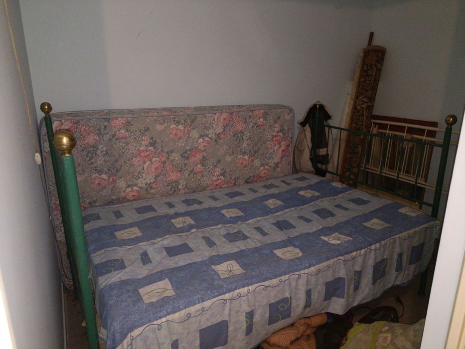 Cama em ferro com colchão e colcha