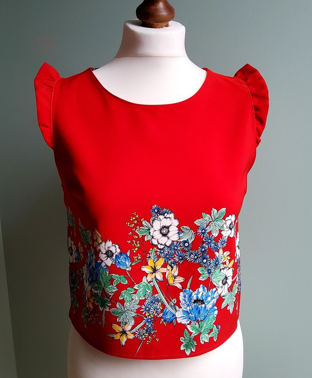 Zara - krótka, czerwona bluzka w kwiaty