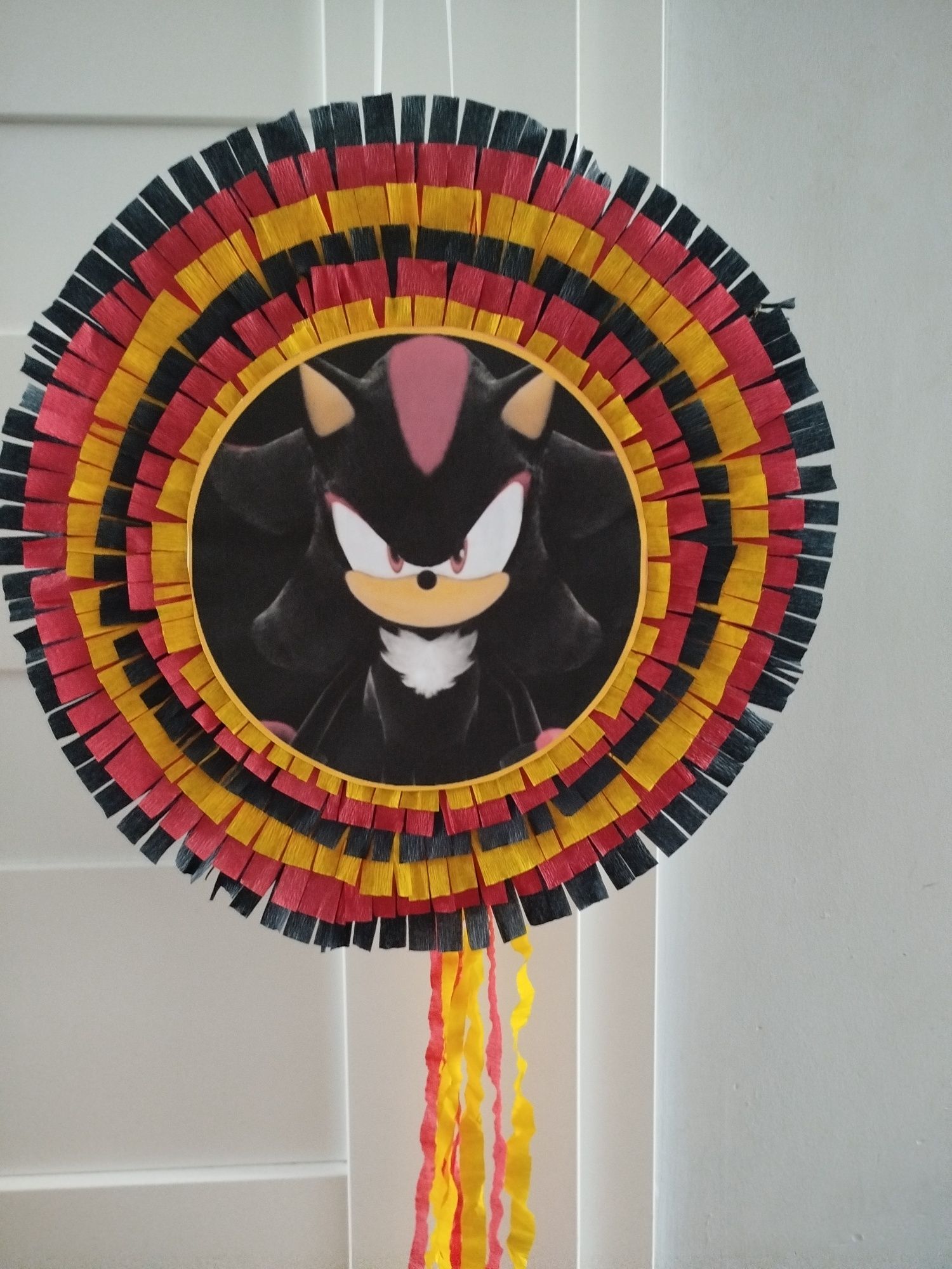 Piniata Sonic czarno czerwono żółta z tasiemkami