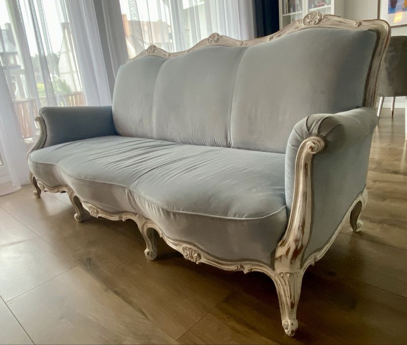 Błękitna francuska sofa