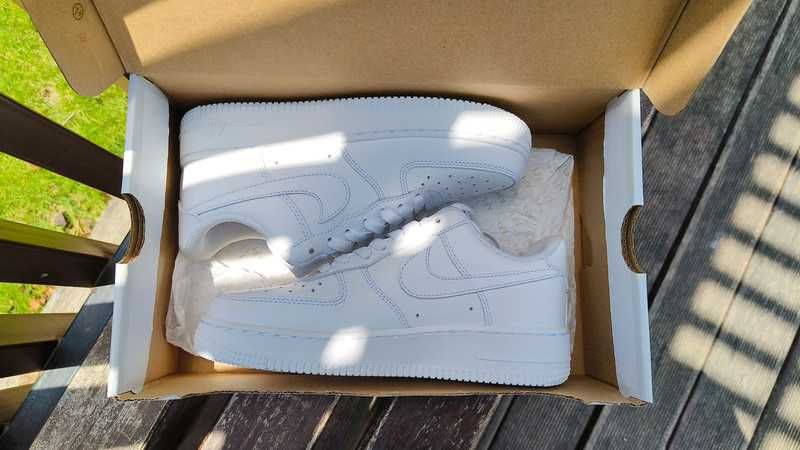 Nowy i oryginalny Nike Air Force 1 Low '07 White EU36