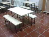 Mesas e bancos corridos