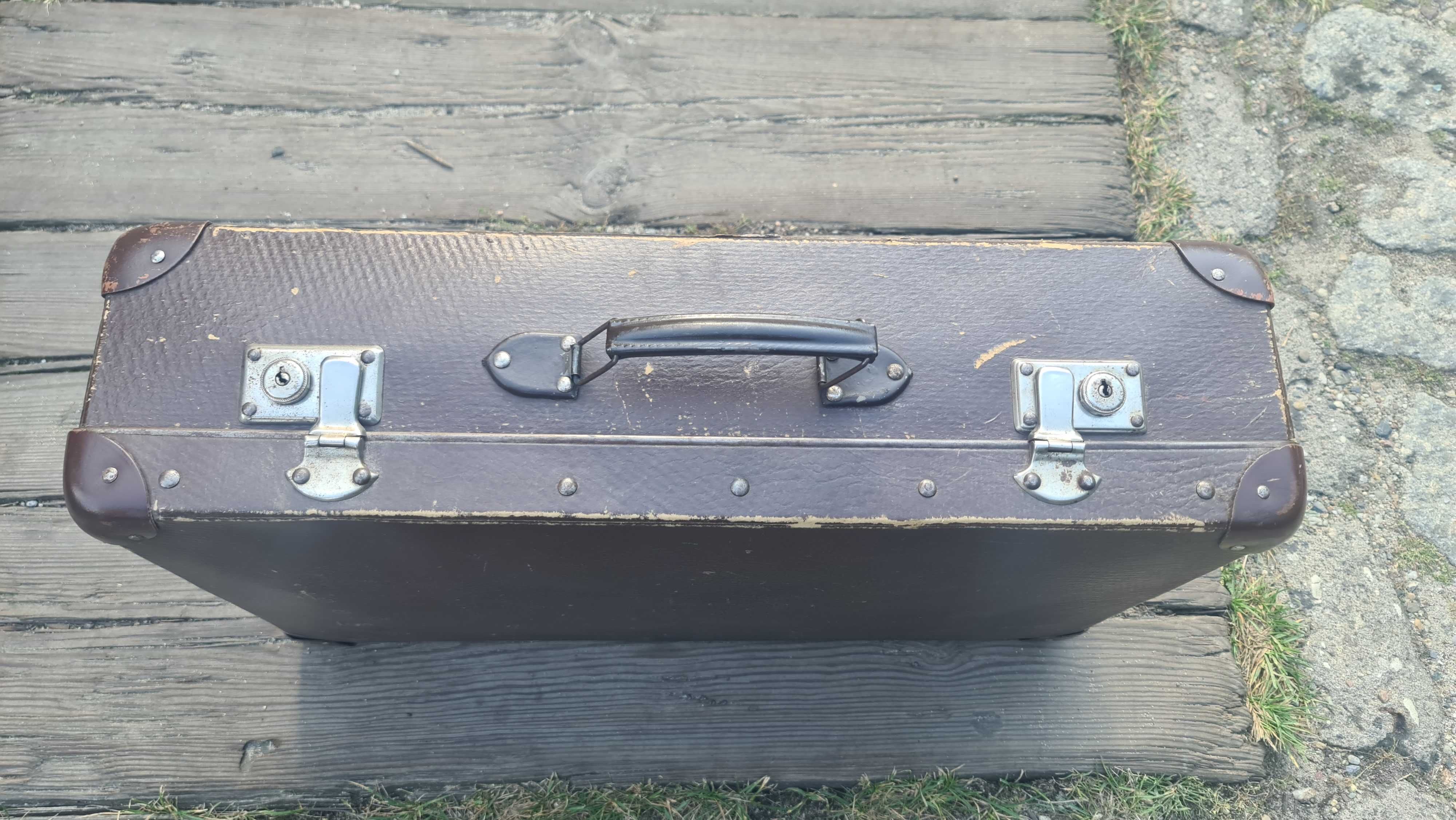 Stara walizka podróżna, tekturowa antyk /dekoracja / rekwizyt