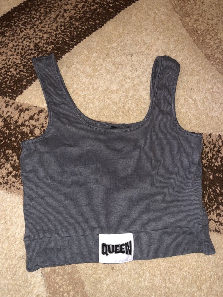 Top z napisem Queen