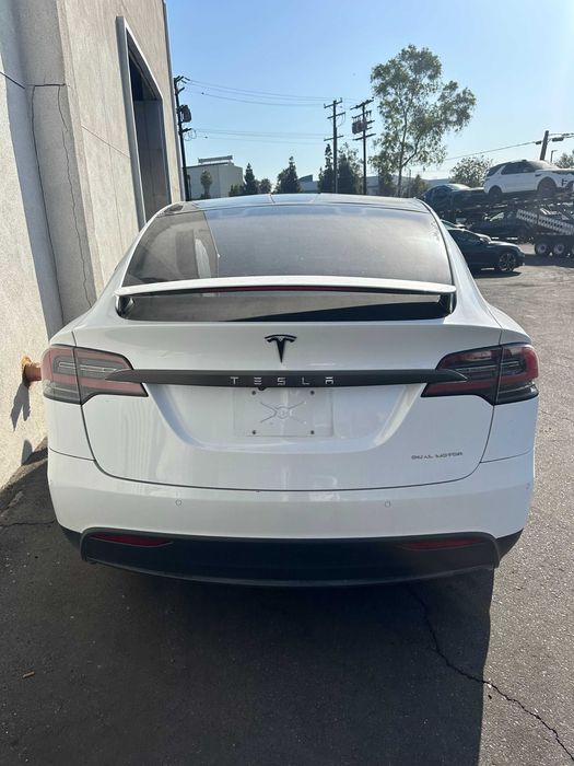 Tesla Model X 20-й рік long ranger