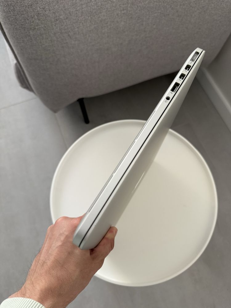 Macbook pro 15 2015 ( i7 2.8/3.5 , 256 SSD , 16GB RAM )