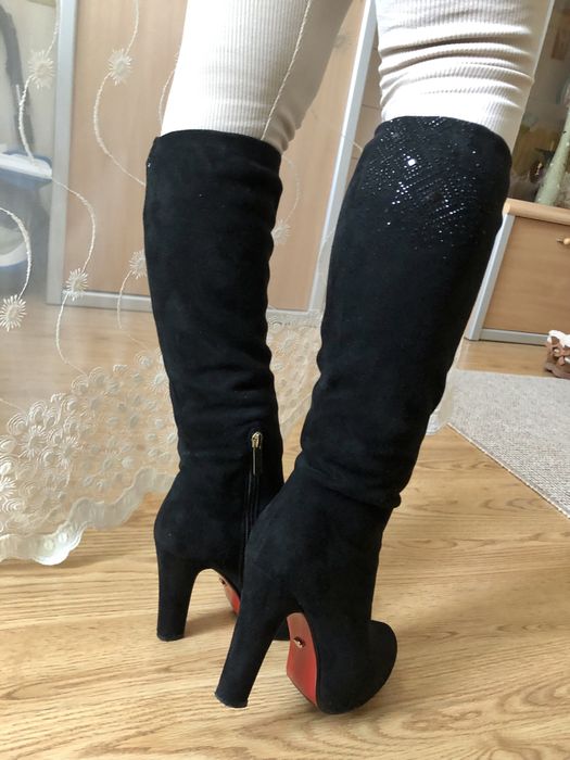 Високі чоботи на каблуку