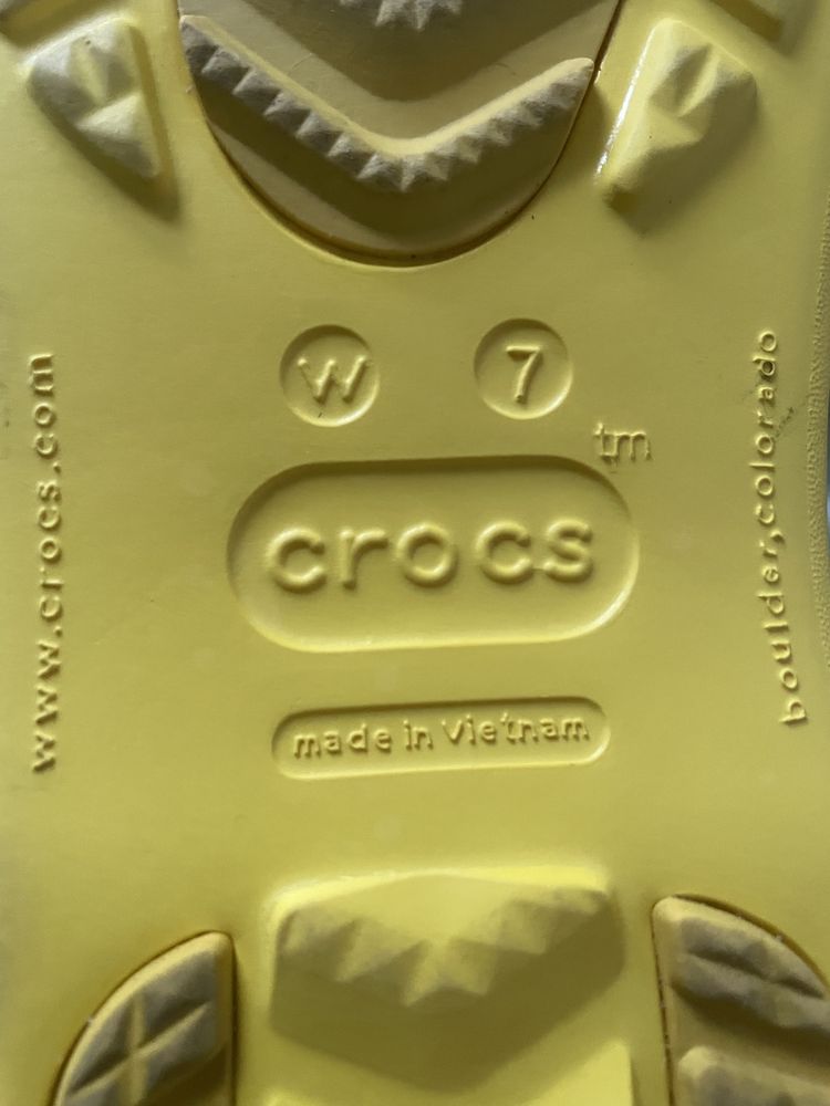 Гумові жіночі чоботи CROCS жовтого кольору.