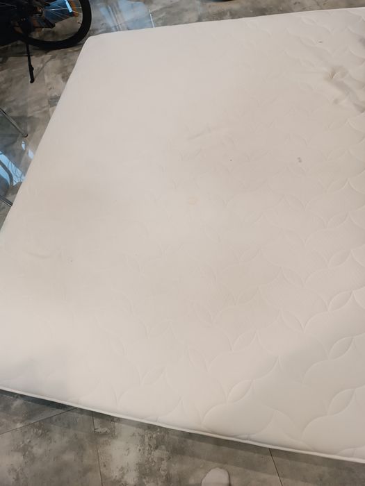 Materac 160x200 oddam za darmo.