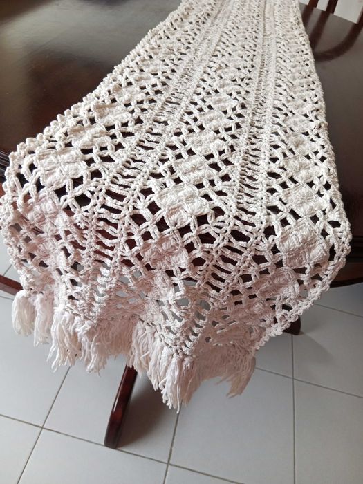 Caminho de mesa branco crochê 2.20m por 28cm