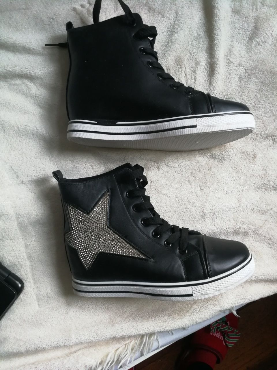 Sneakersy botki damskie czarne ukrytym koturnie