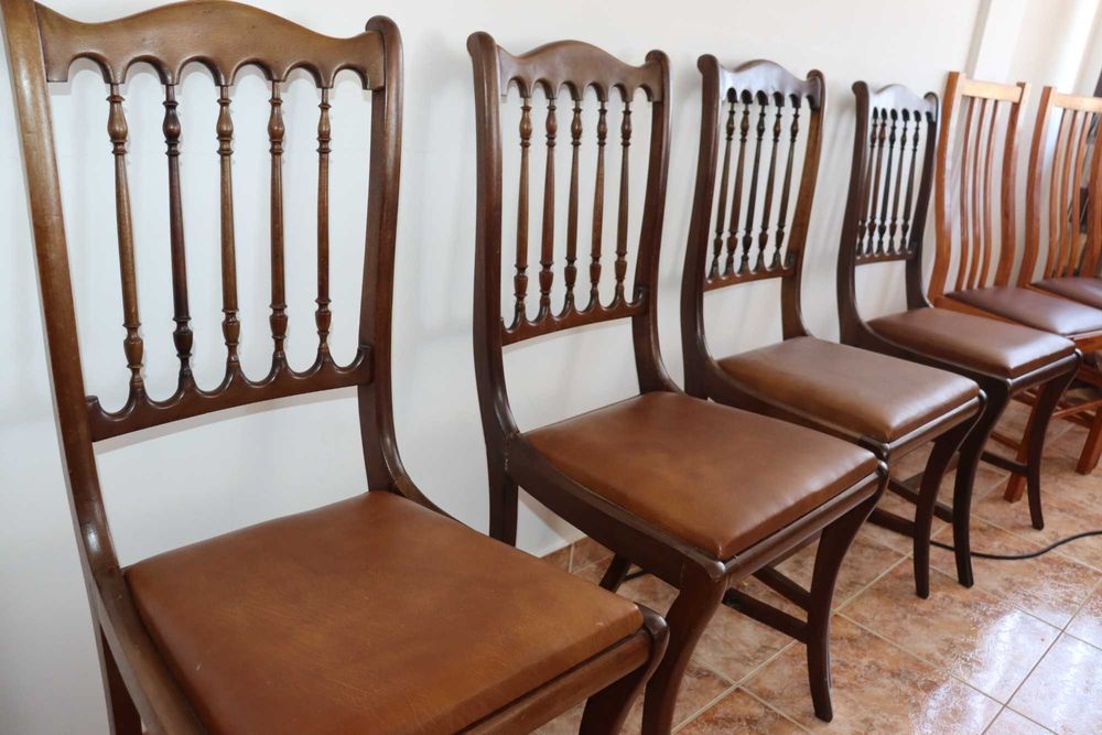 Conjunto de Mesa + Cadeiras Antigas