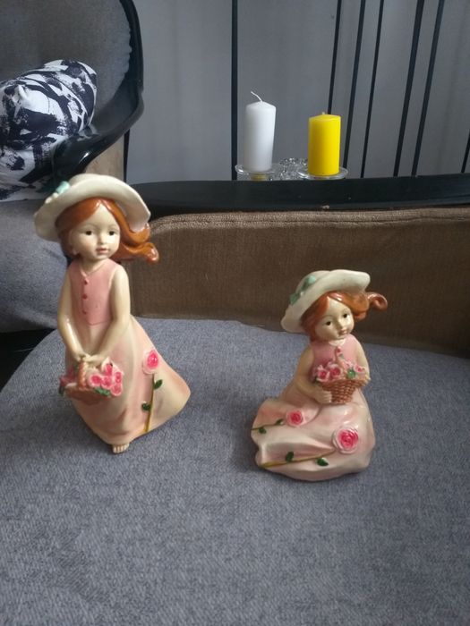 Dwie,stara ceramiczne figurki przedstawiajace dziewczynki