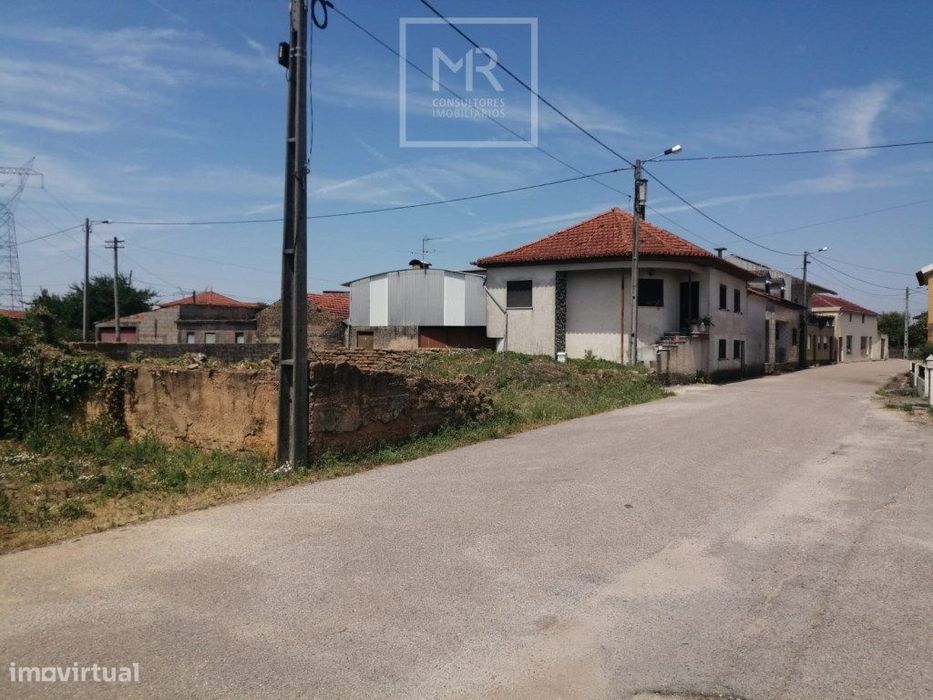 Ruinas com Terreno em Paredes do Bairro - Anadia