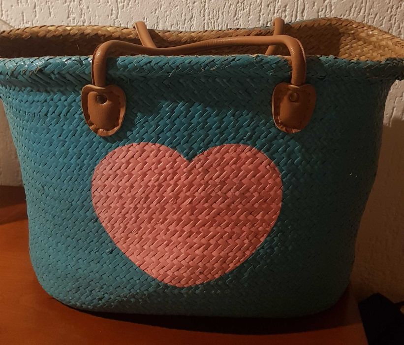 Cesta em verga pintada à mão pegas em pele