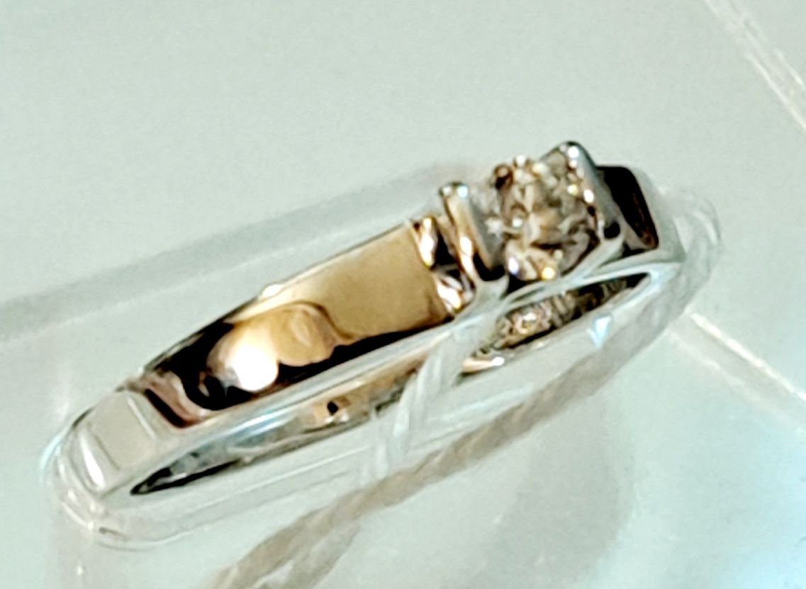 Золотое кольцо с бриллиантами. ct 0,159