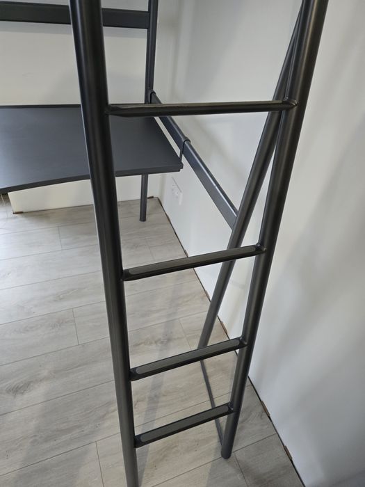 Łóżko piętrowe IKEA Svarta + biurko + materac stan BDB