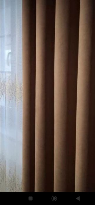 Długie beżowe zasłony