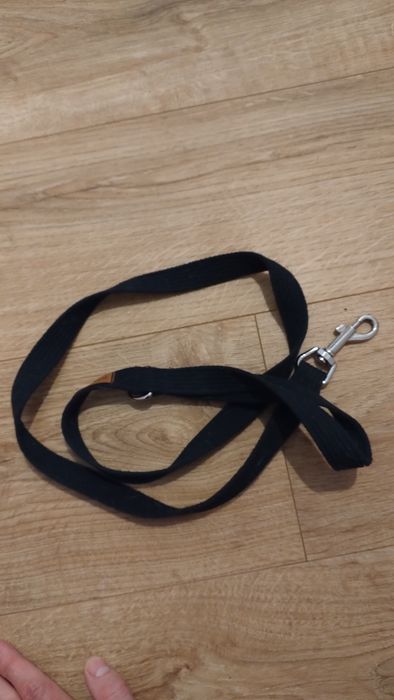 Czarna mocna smycz Aniplay