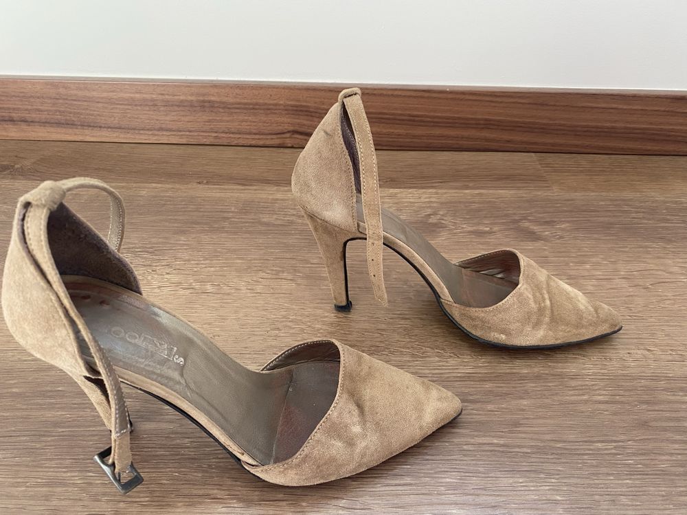 Sapatos beje com salto fino