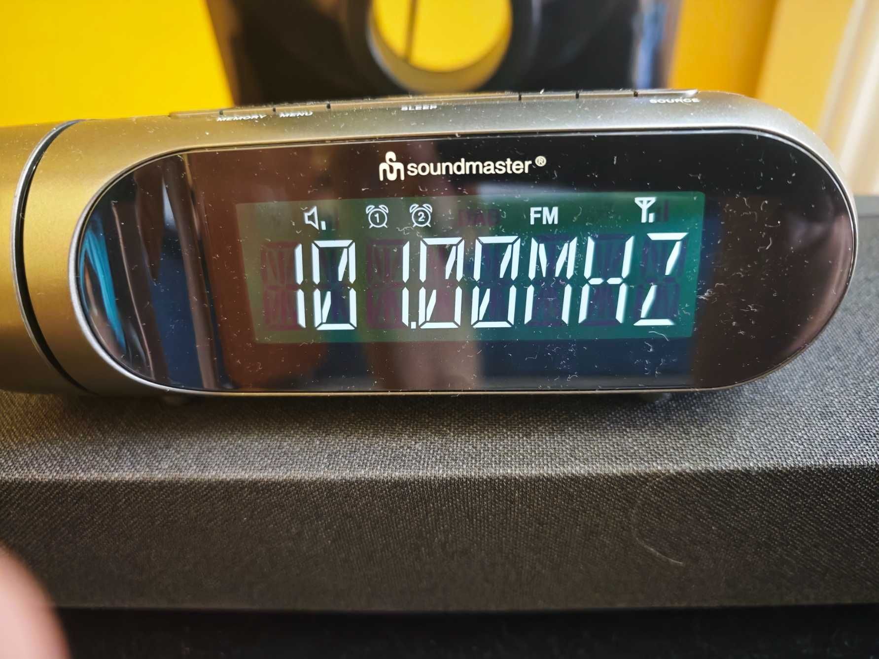 zegar wszystkomający radio budzik z projektorem Soundmaster UR6700AN