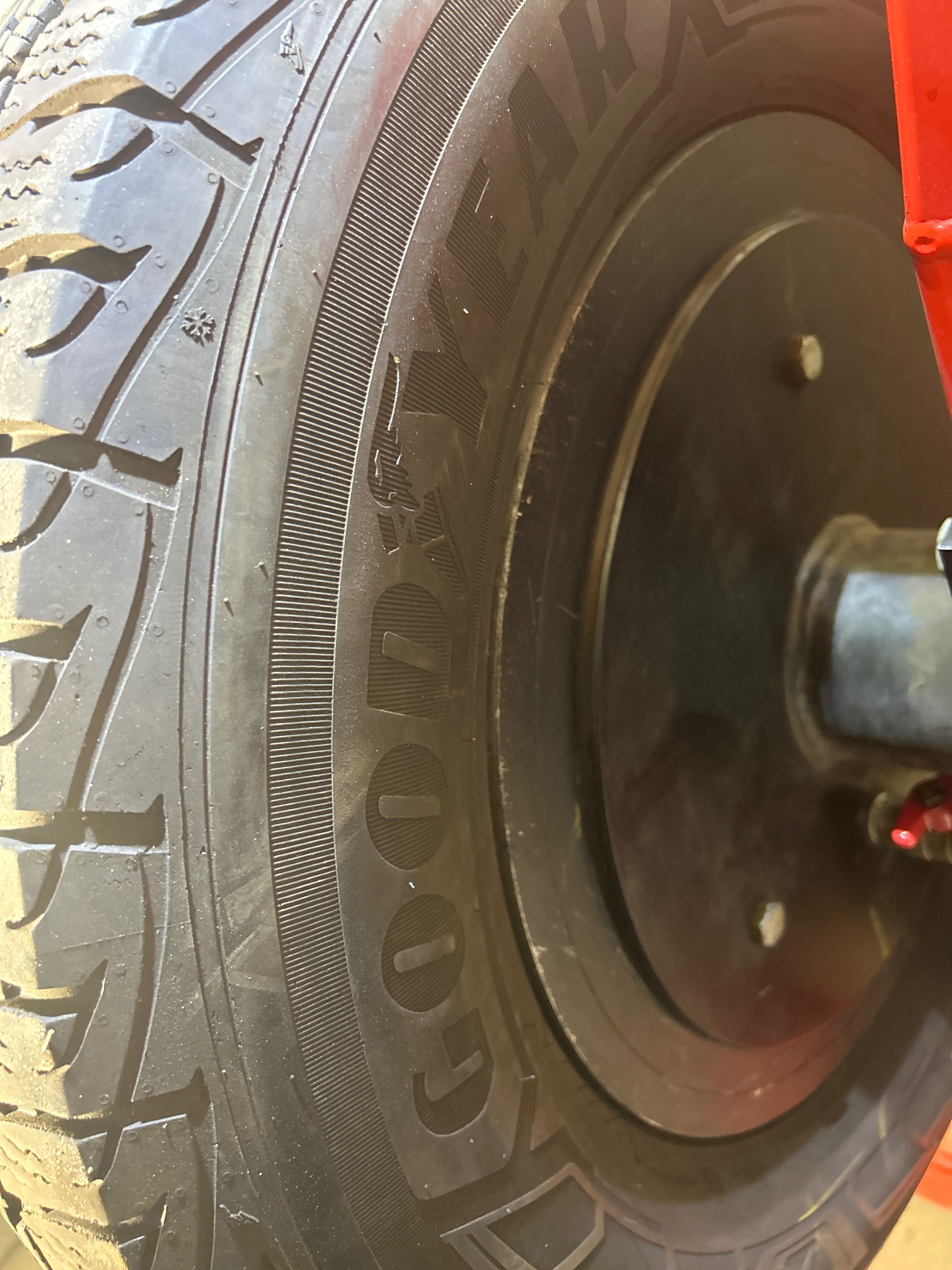 Goodyear Ultra Grip Cargo 225/75/16c 121/120R